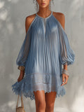 Robe courte froncée bleue à épaules dénudées et ourlet en dentelle