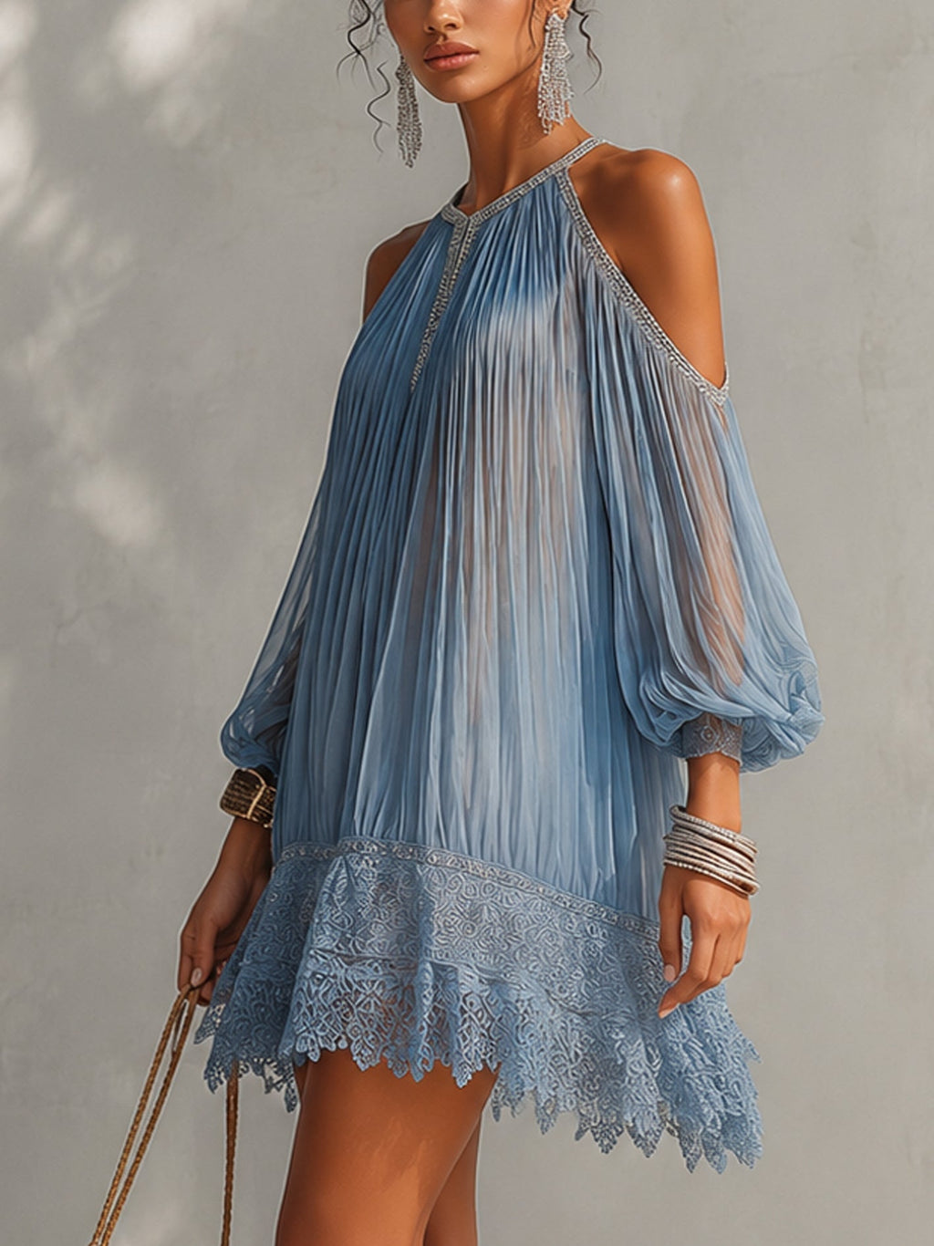 Robe courte froncée bleue à épaules dénudées et ourlet en dentelle