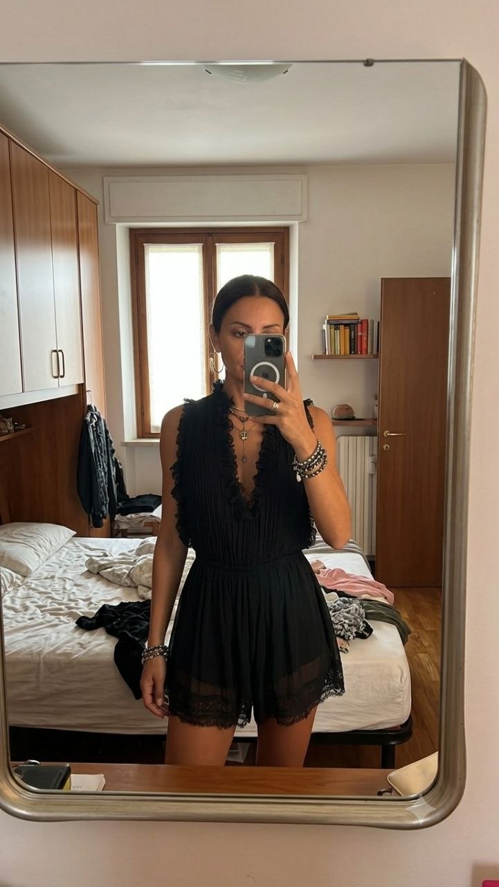 Vestido de chifón plisado negro con volantes