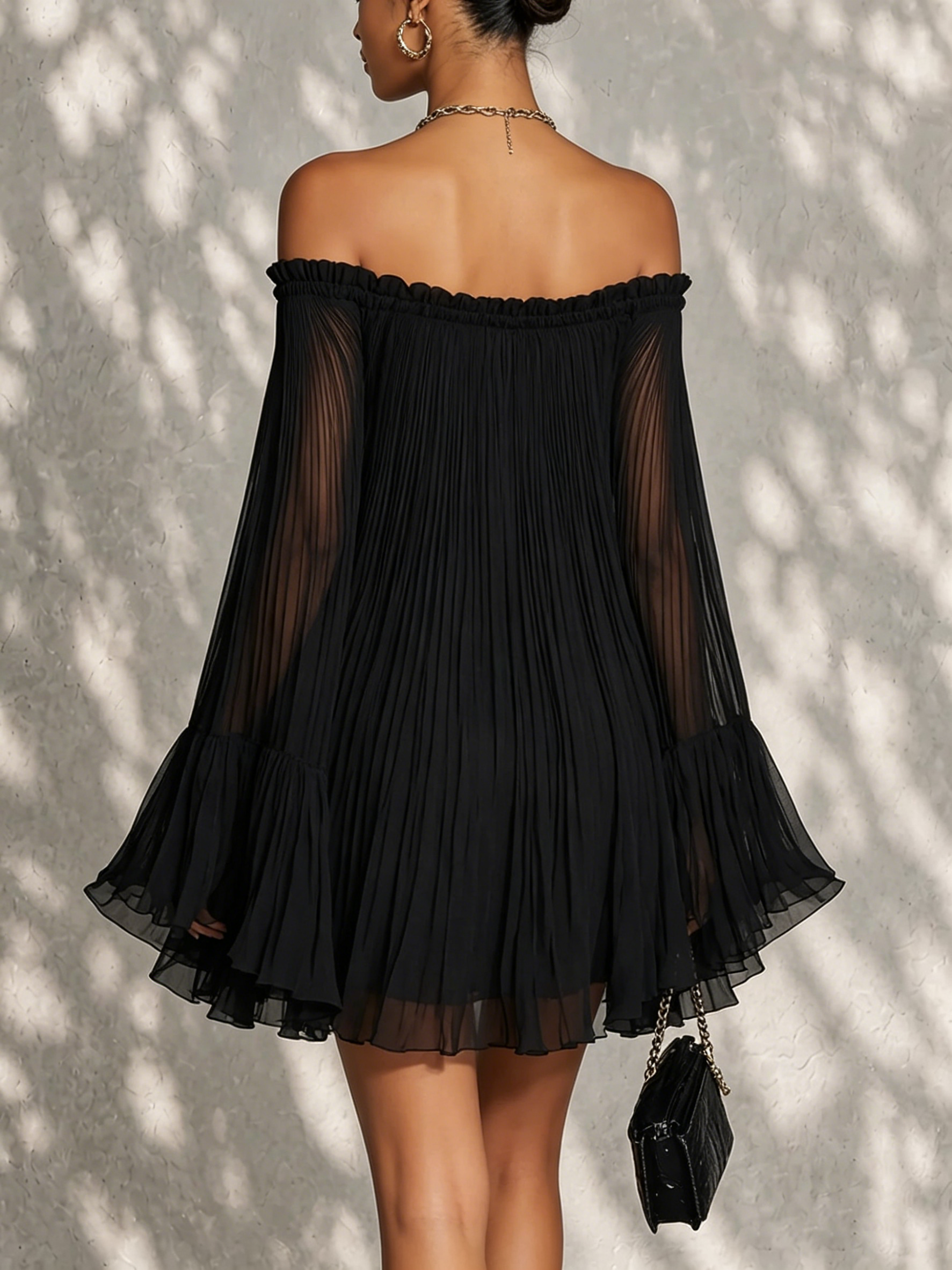Mini-robe noire avec épaules dénudées et manches à volants