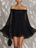 Mini-robe noire avec épaules dénudées et manches à volants