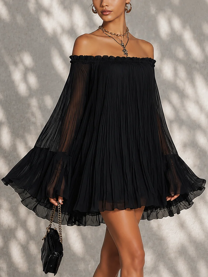 Mini-robe noire avec épaules dénudées et manches à volants
