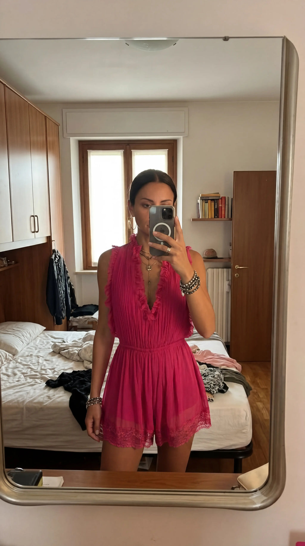 Robe salopette plissée en mousseline avec dentelle et volants fuchsia