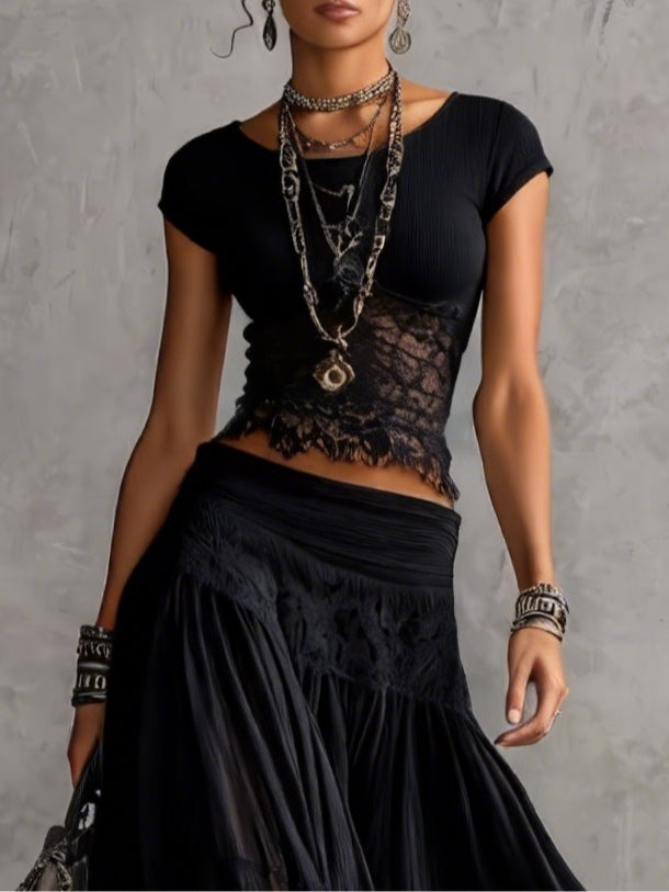 Chiara – Ensemble en dentelle noire et jupe plissée